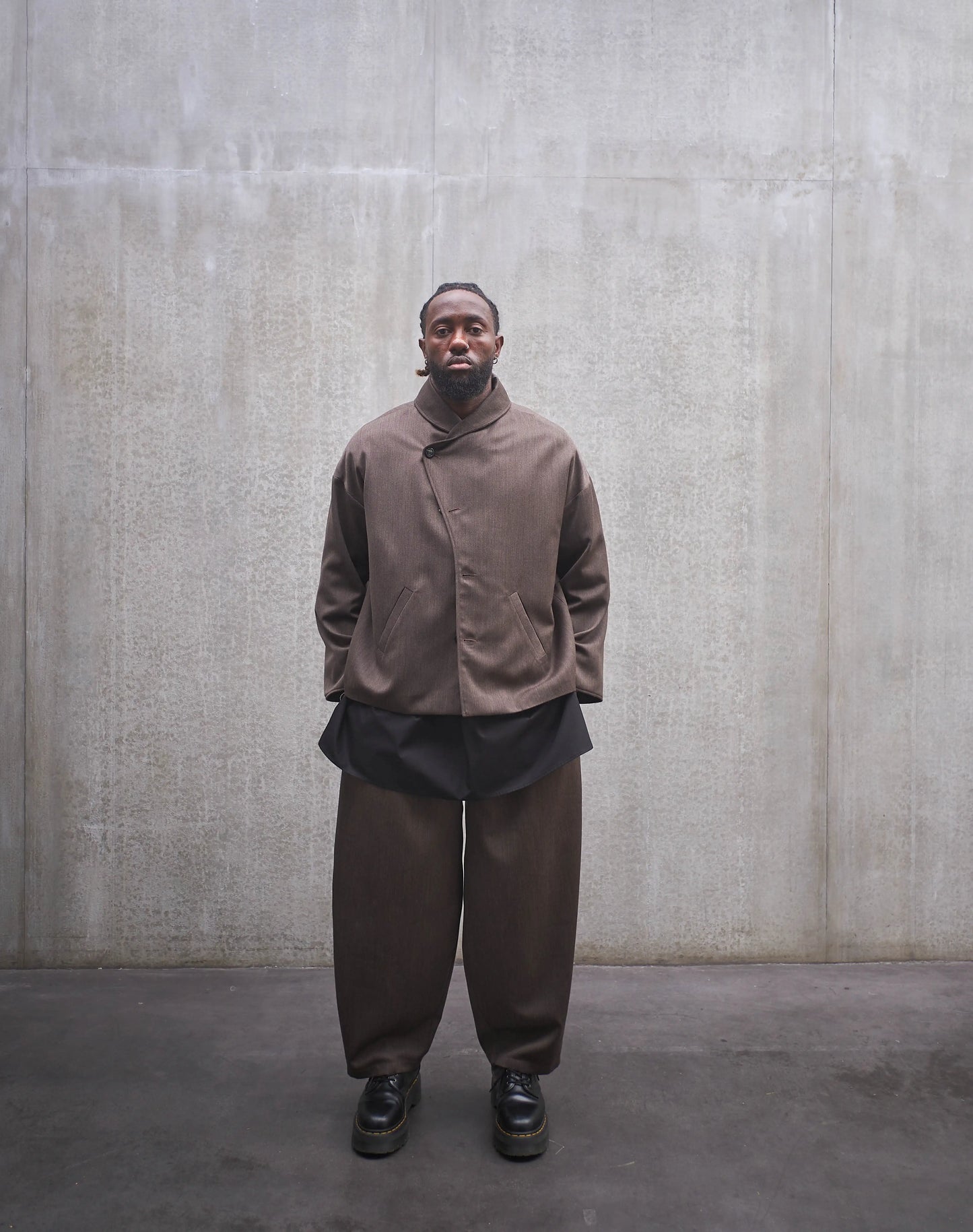 Veste oversize Aïdama, modèle Gunbai en laine froide marron chiné. Portée fermée par un mannequin homme et vue de face.