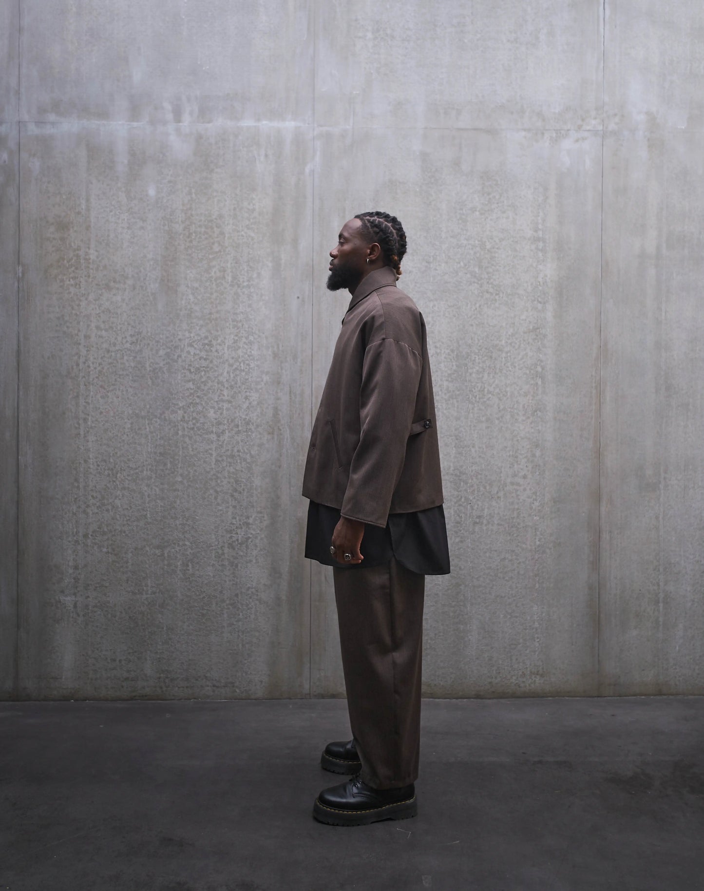 Veste oversize Aïdama, modèle Gunbai en laine froide marron chiné. Portée fermée par un mannequin homme et vue de profil.
