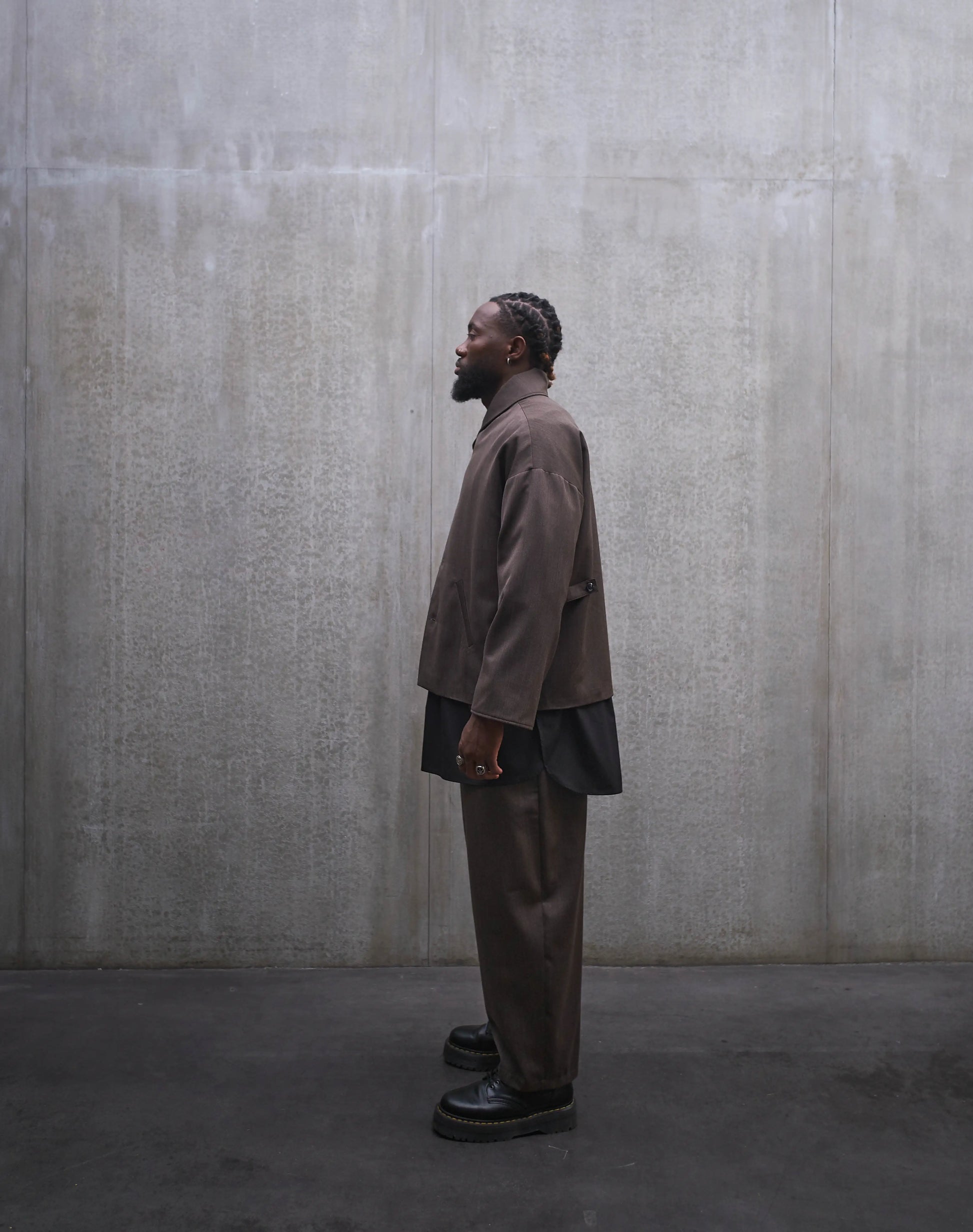 Veste oversize Aïdama, modèle Gunbai en laine froide marron chiné. Portée fermée par un mannequin homme et vue de profil.