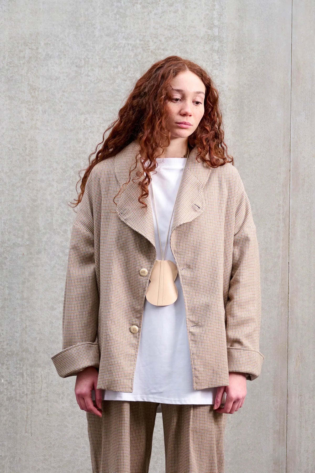 Veste oversize à col arrondi Aïdama, modèle Gunbai en laine marron à motif pied de poule. Portée ouverte par un mannequin femme et vue de face.