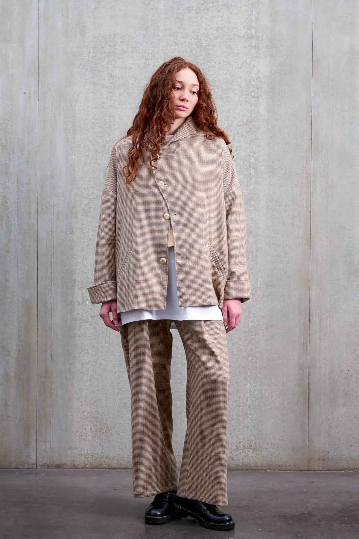 Veste oversize à col arrondi Aïdama, modèle Gunbai en laine marron à motif pied de poule. Portée par un mannequin femme et vue de face, fermée.