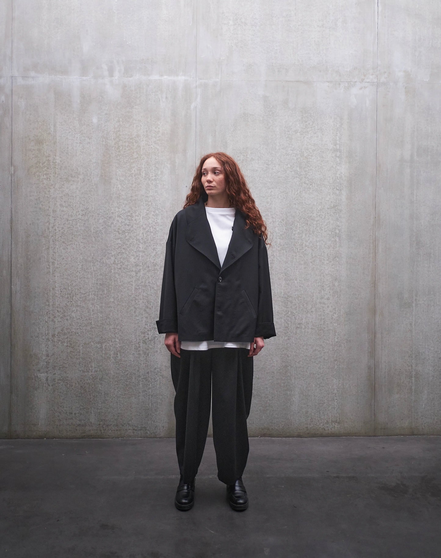 Veste oversize Aïdama, modèle Gunbai en laine froide noire. Portée fermée par une mannequin femme et vue de face.