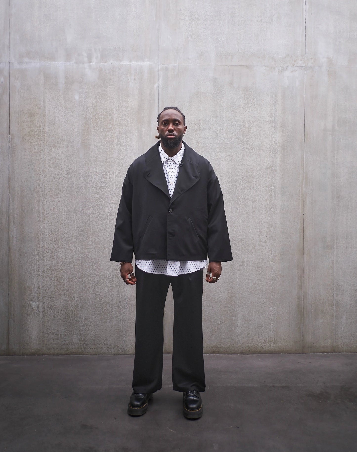 Veste oversize Aïdama, modèle Gunbai en laine froide noire. Portée fermée par un mannequin homme et vue de face.