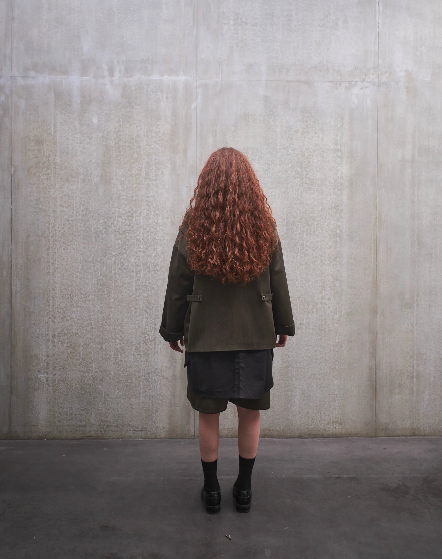 Veste oversize Aïdama, modèle Gunbai en laine froide vert chiné. Portée fermée par une mannequin femme et vue de dos.