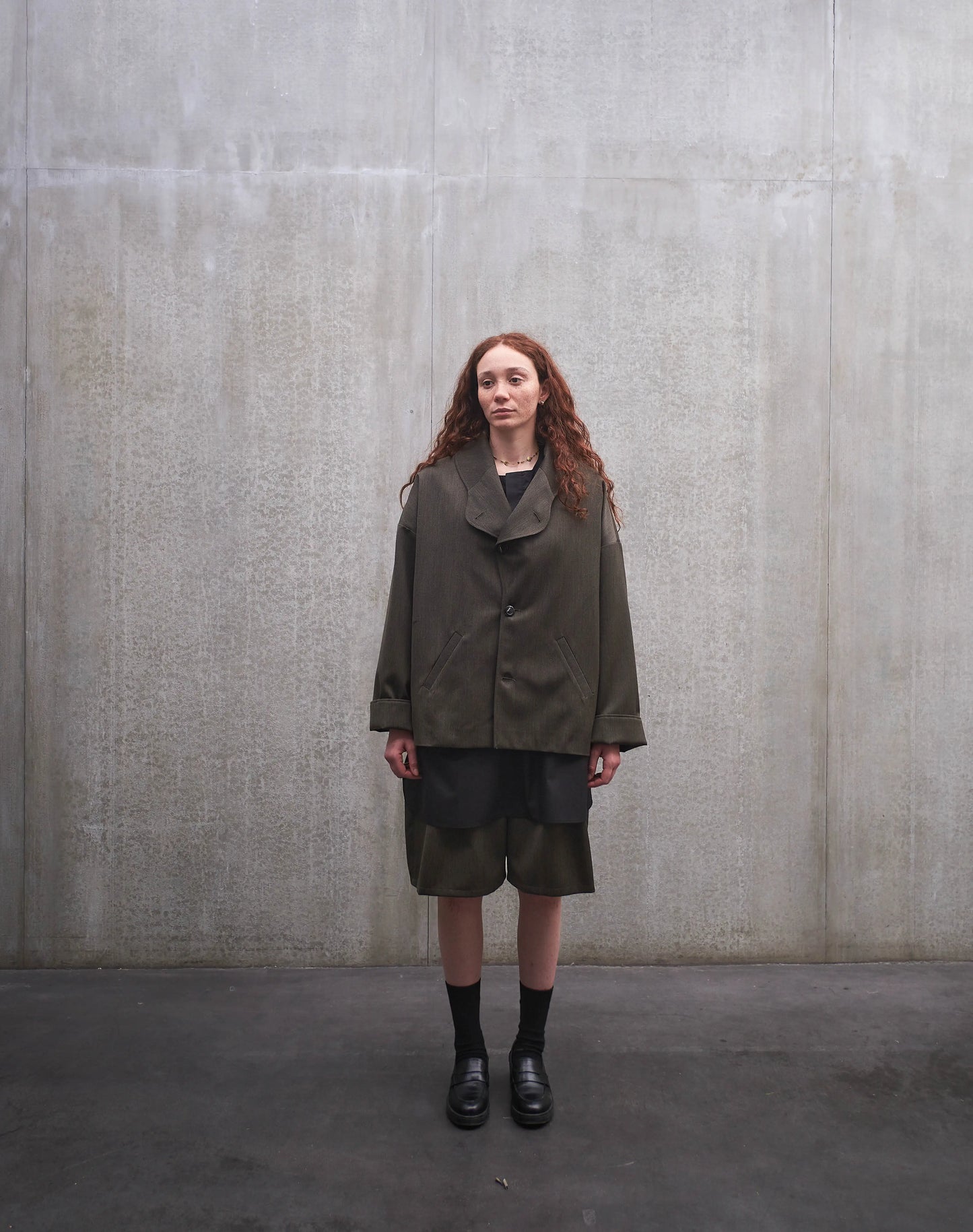 Veste oversize Aïdama, modèle Gunbai en laine froide vert chiné. Portée fermée par une mannequin femme et vue de face.