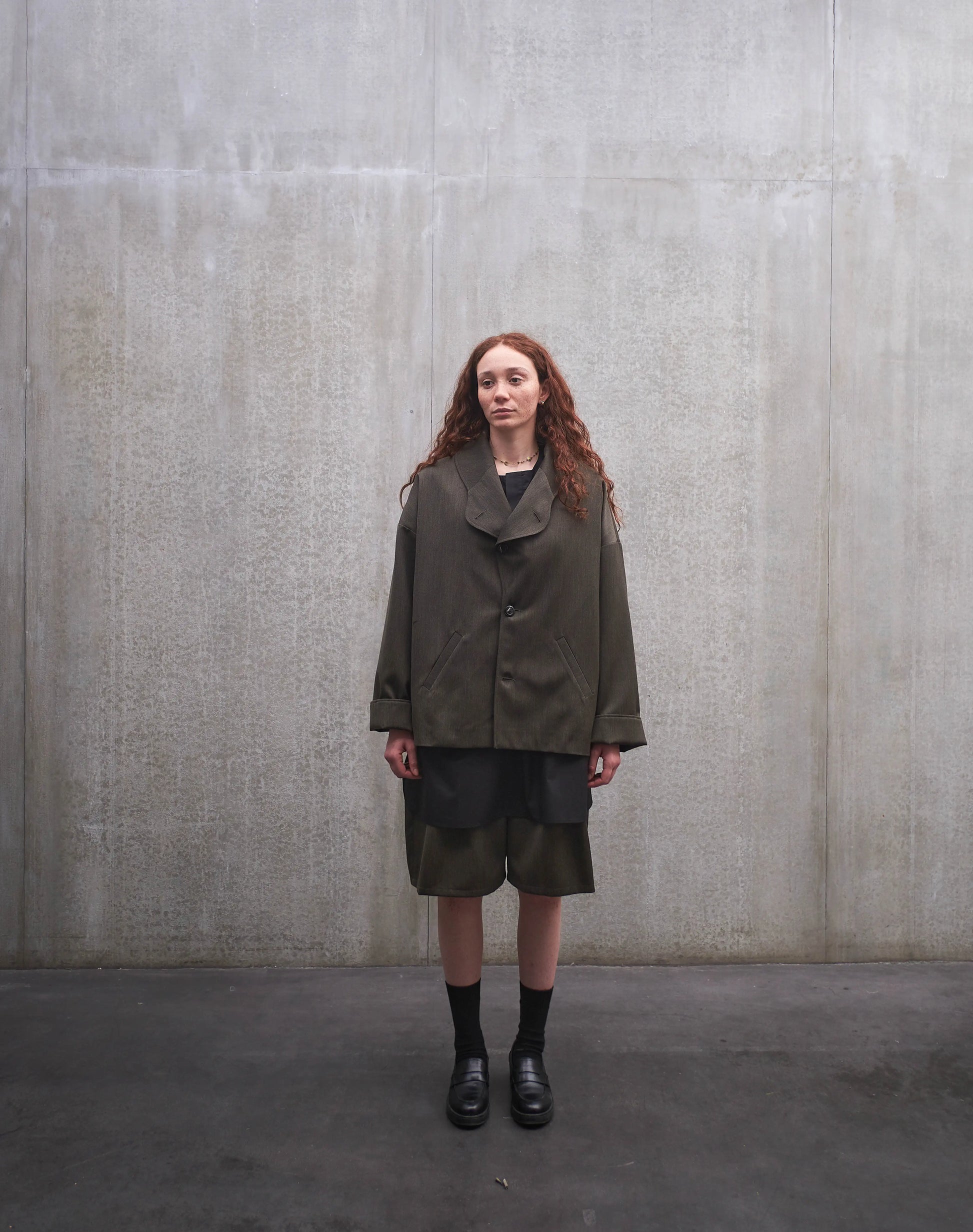 Veste oversize Aïdama, modèle Gunbai en laine froide vert chiné. Portée fermée par une mannequin femme et vue de face.