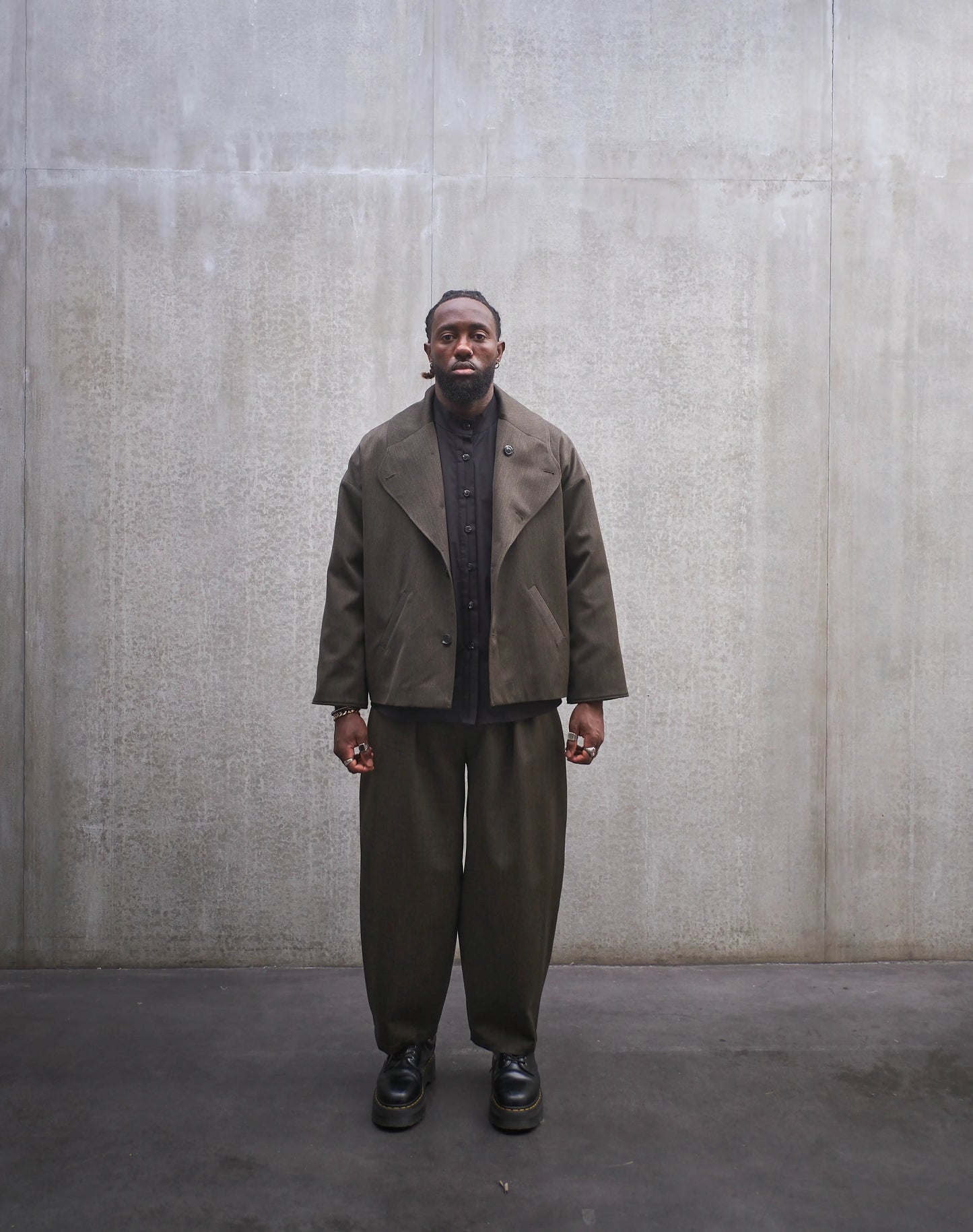 Veste oversize Aïdama, modèle Gunbai en laine froide vert chiné. Portée ouverte par un mannequin homme et vue de face.