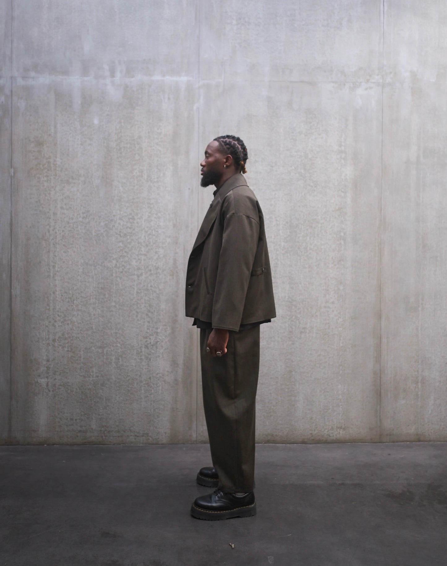 Veste oversize Aïdama, modèle Gunbai en laine froide vert chiné. Portée ouverte par un mannequin homme et vue de profil.