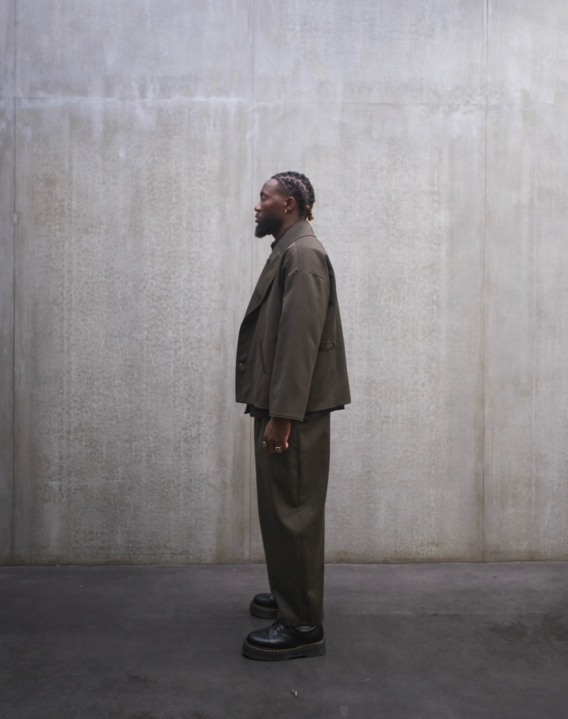 Veste oversize Aïdama, modèle Gunbai en laine froide vert chiné. Portée ouverte par un mannequin homme et vue de profil.