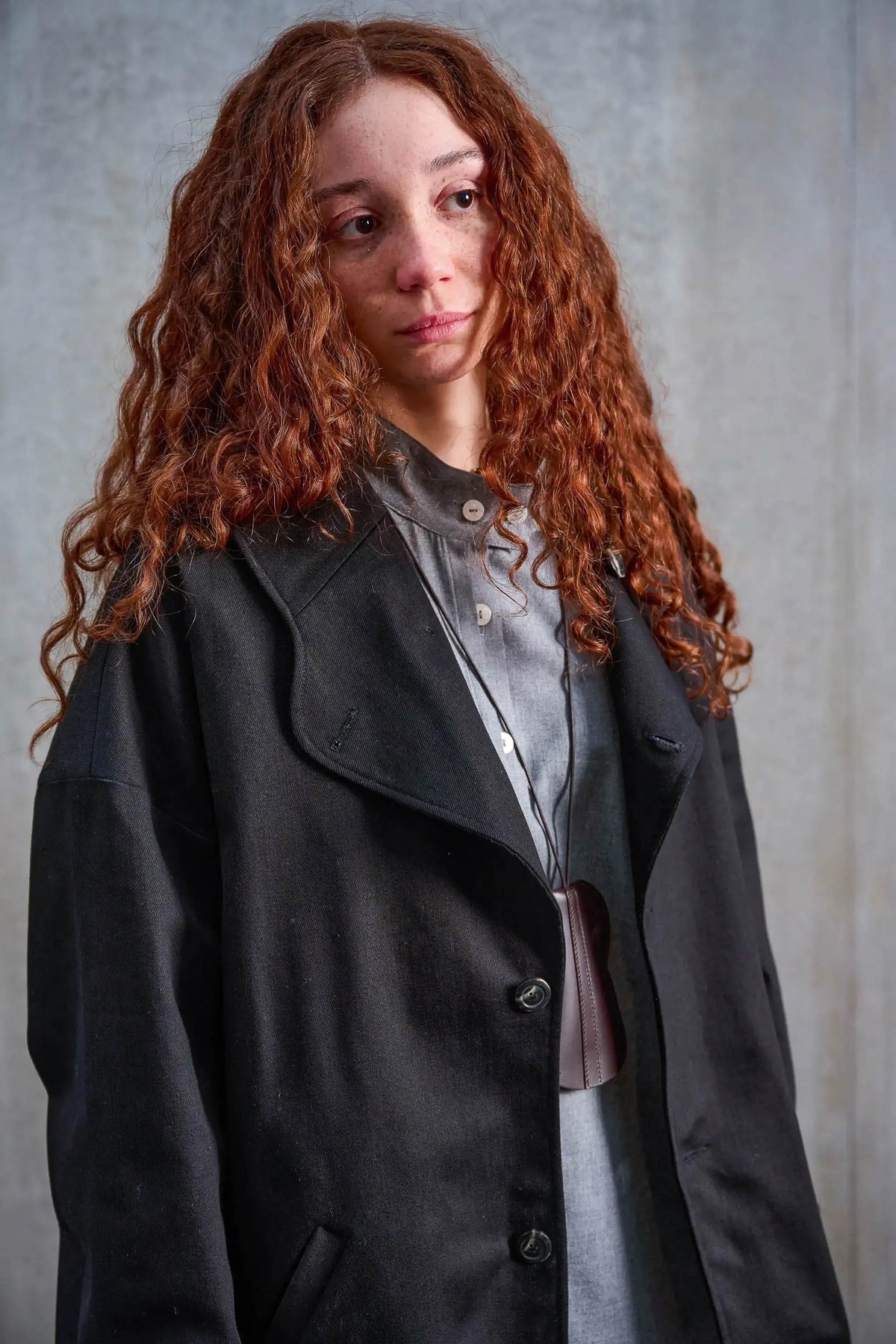 Veste oversize de la marque Aïdama, modèle Gunbai en sergé de coton noir. Portée par une mannequin femme et vue de face, ouverte.