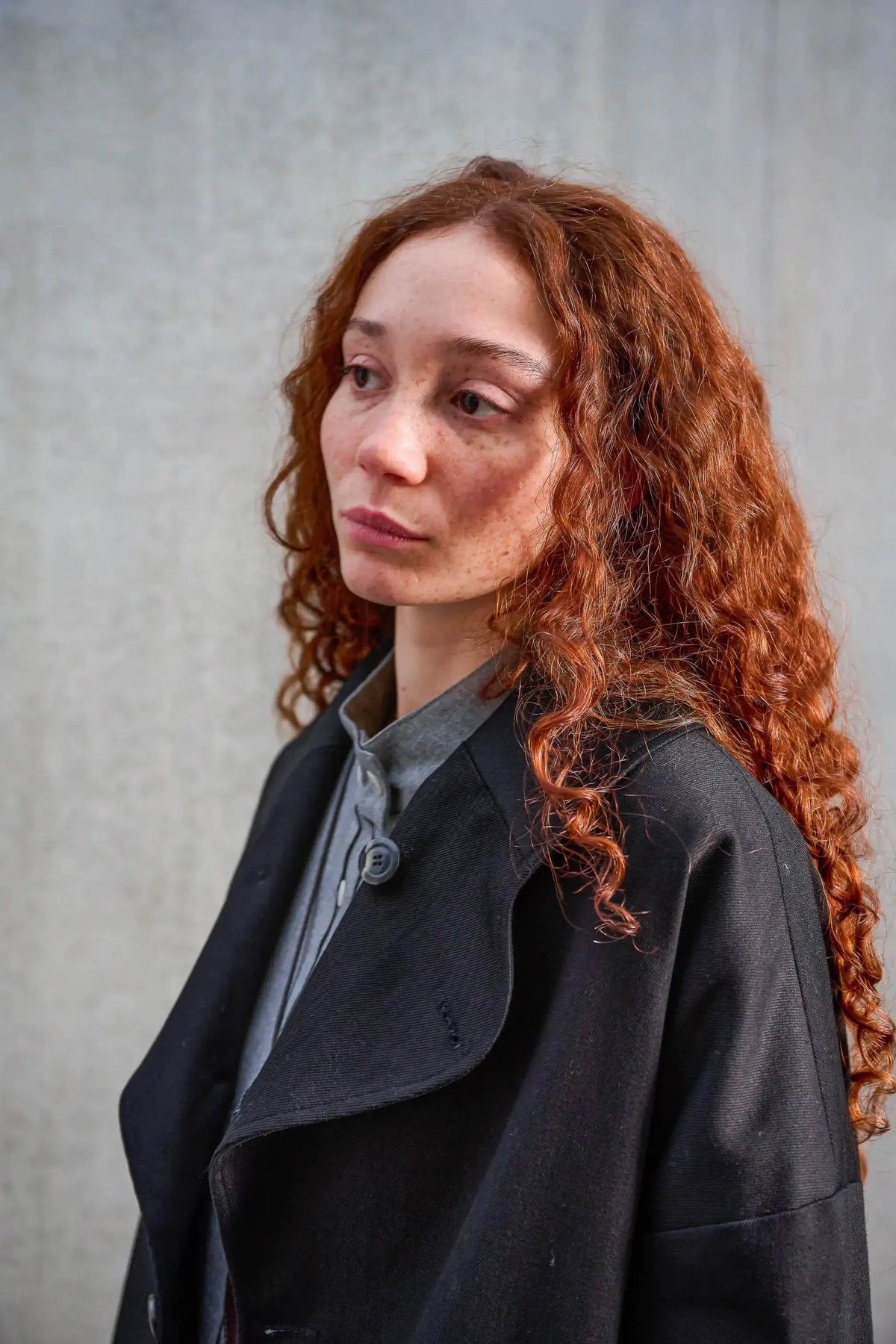 Veste oversize de la marque Aïdama, modèle Gunbai en sergé de coton noir. Portée par une mannequin femme et vue de face, zoomée sur le col.