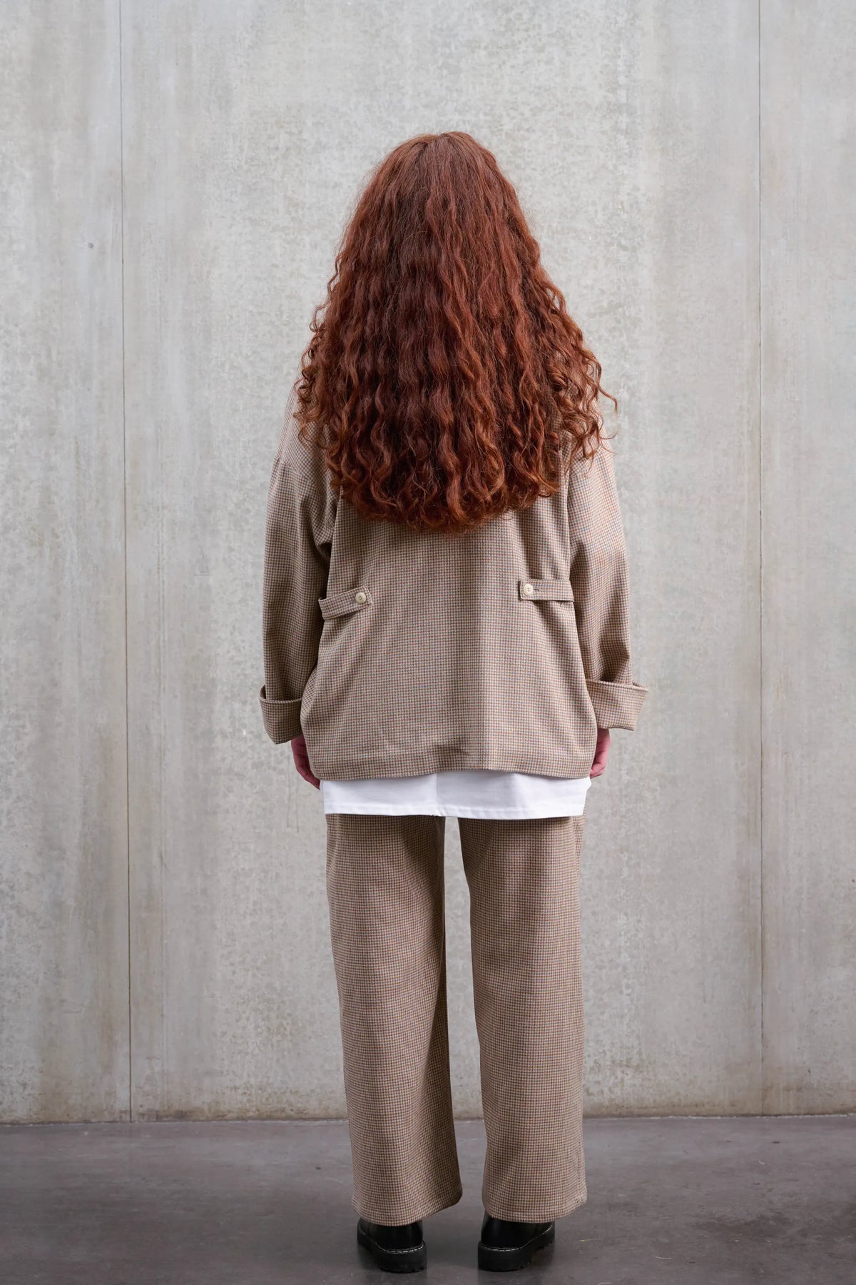 Veste oversize à col arrondi Aïdama, modèle Gunbai en laine marron à motif pied de poule. Portée par un mannequin femme et vue de dos.