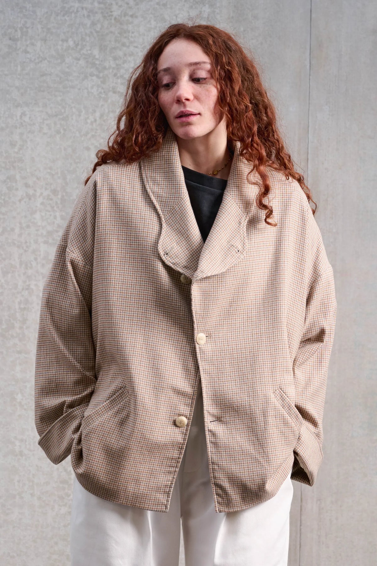 Veste oversize à col arrondi Aïdama, modèle Gunbai en laine marron à motif pied de poule. Portée fermée, par une mannequin femme et vue de face.