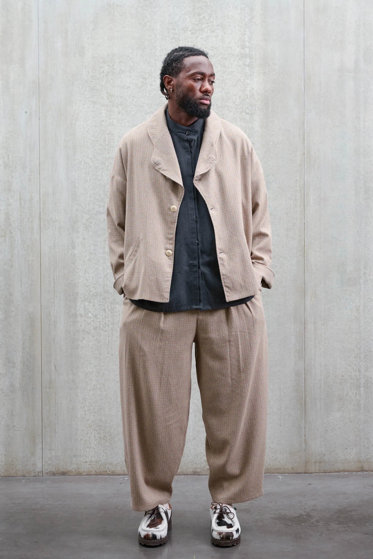 Veste oversize à col arrondi Aïdama, modèle Gunbai en laine marron à motif pied de poule. Portée ouverte par un mannequin homme et vue de face.