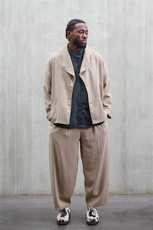 Veste oversize à col arrondi Aïdama, modèle Gunbai en laine marron à motif pied de poule. Portée ouverte par un mannequin homme et vue de face.