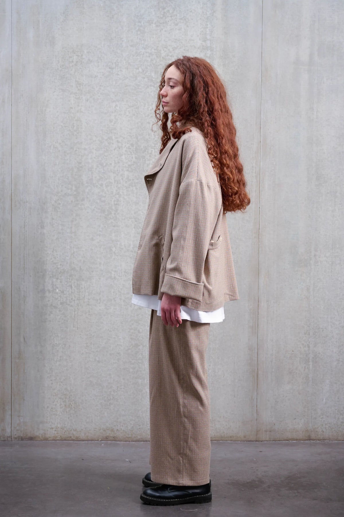 Veste oversize à col arrondi Aïdama, modèle Gunbai en laine marron à motif pied de poule. Portée par un mannequin femme et vue de profil.