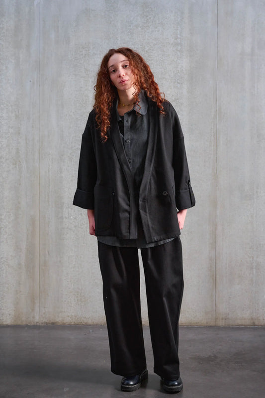 Veste oversize à col kimono de la marque Aïdama, modèle Samue en sergé de coton noir. Portée ouverte par une mannequin femme et vue de face.