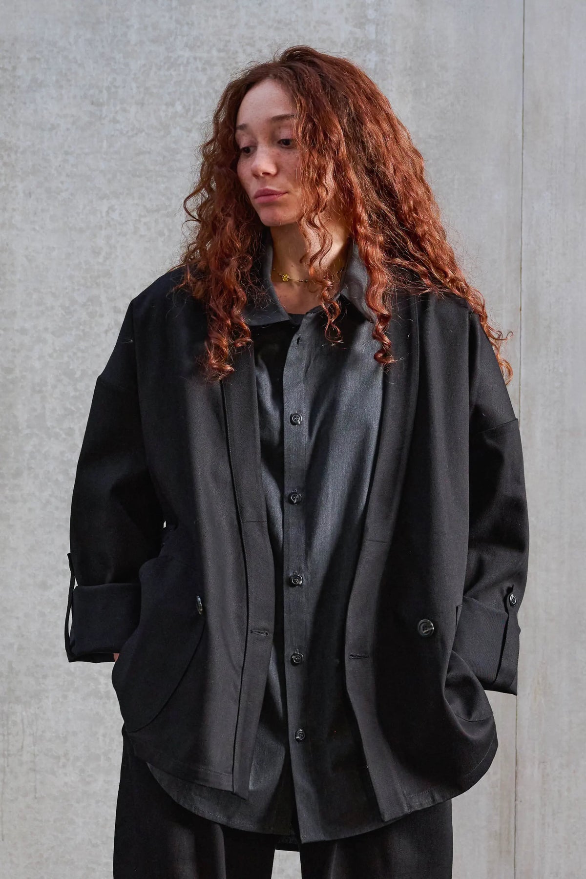 Veste oversize à col kimono de la marque Aïdama, modèle Samue en sergé de coton noir. Portée ouverte par une mannequin femme et vue de face.