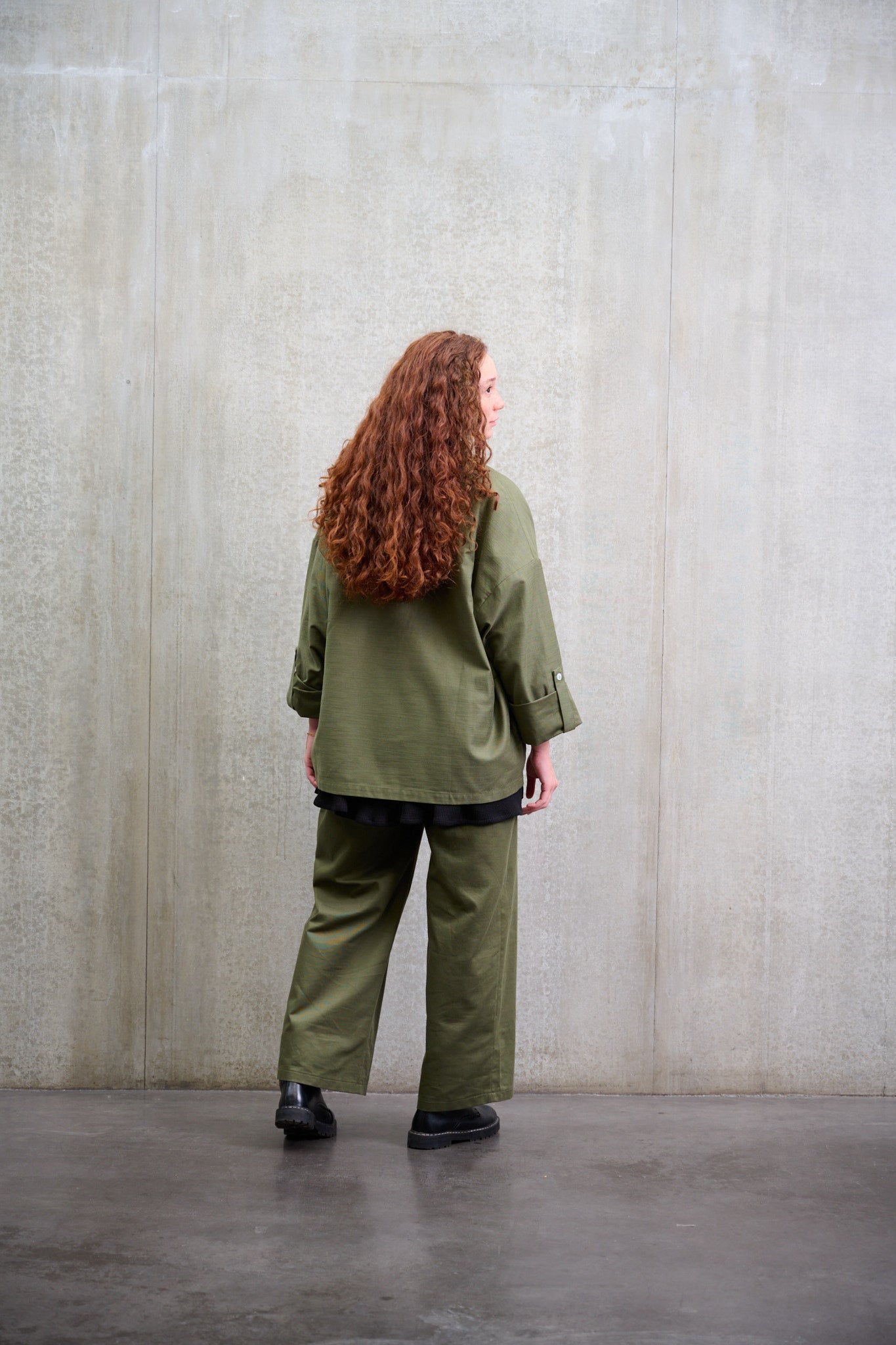 Veste croisée à col kimono Aïdama modèle samue en coton vert texturé. Portée par une mannequin femme et vue de dos.