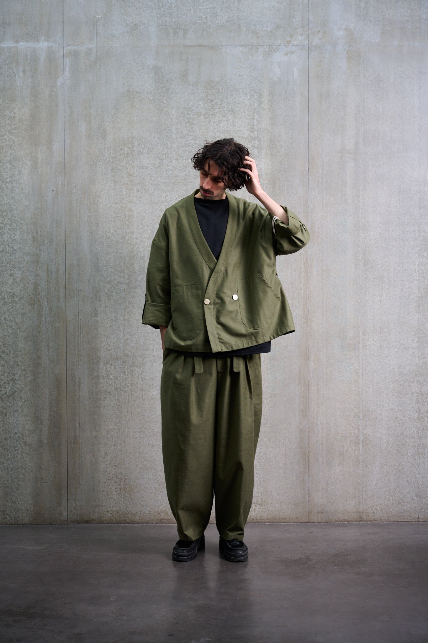 Veste croisée à col kimono Aïdama modèle samue en coton vert texturé. Portée fermée par un mannequin homme et vu de face.
