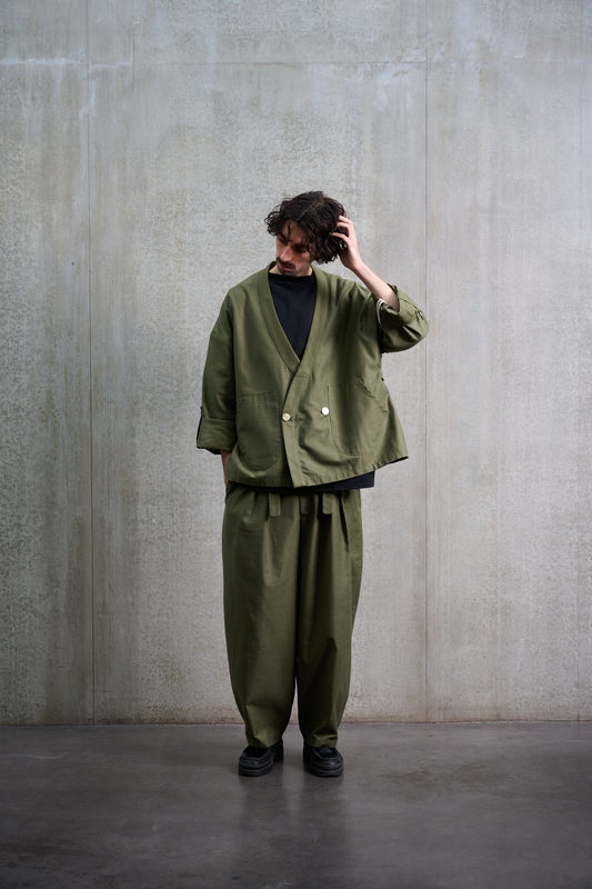 Veste croisée à col kimono Aïdama modèle samue en coton vert texturé. Portée fermée par un mannequin homme et vu de face.