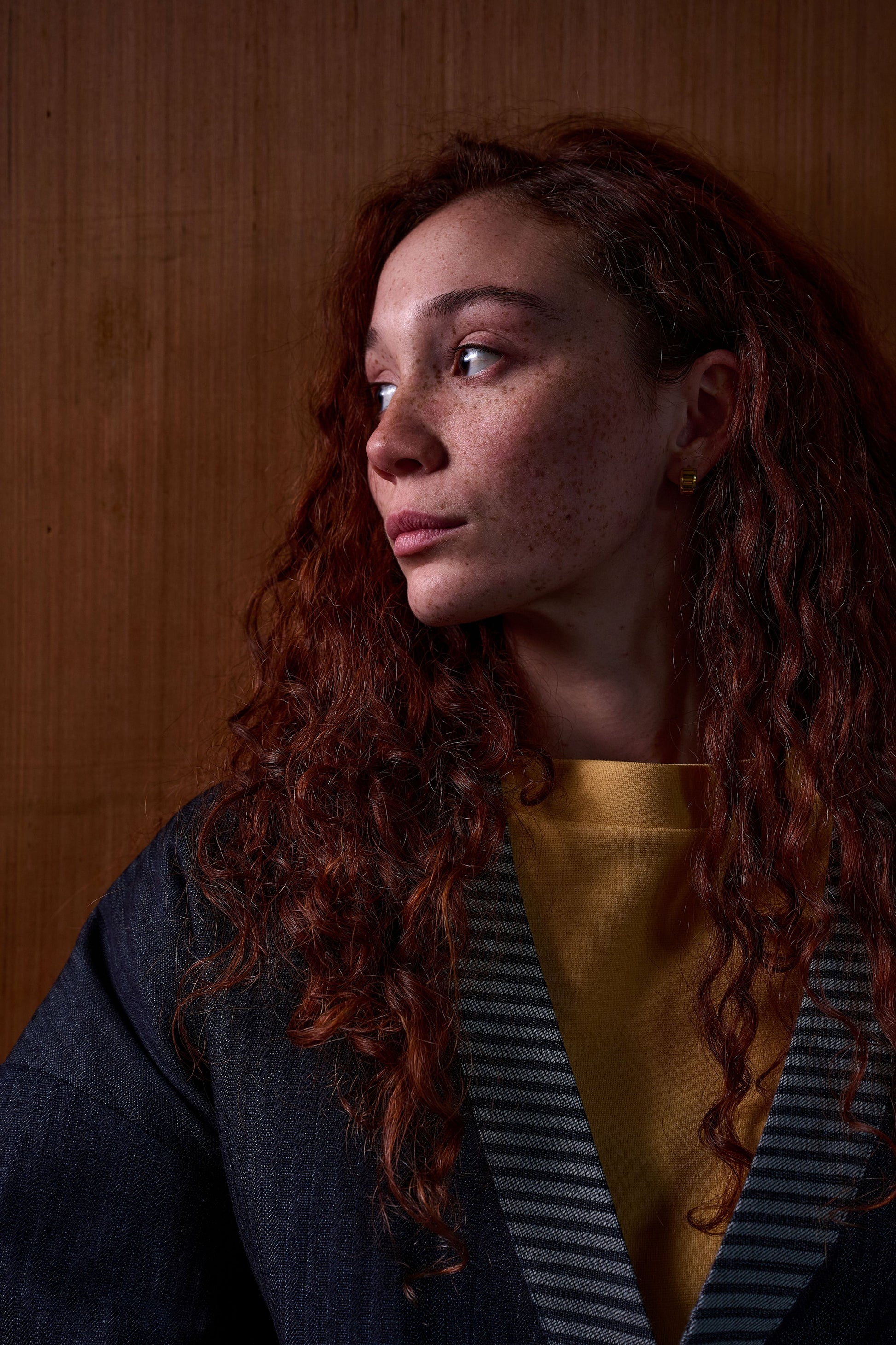 Veste croisée à col kimono Aïdama modèle Samue en denim japonais rayé. Portée ouverte par une mannequin femme et vue de profil zoomée.