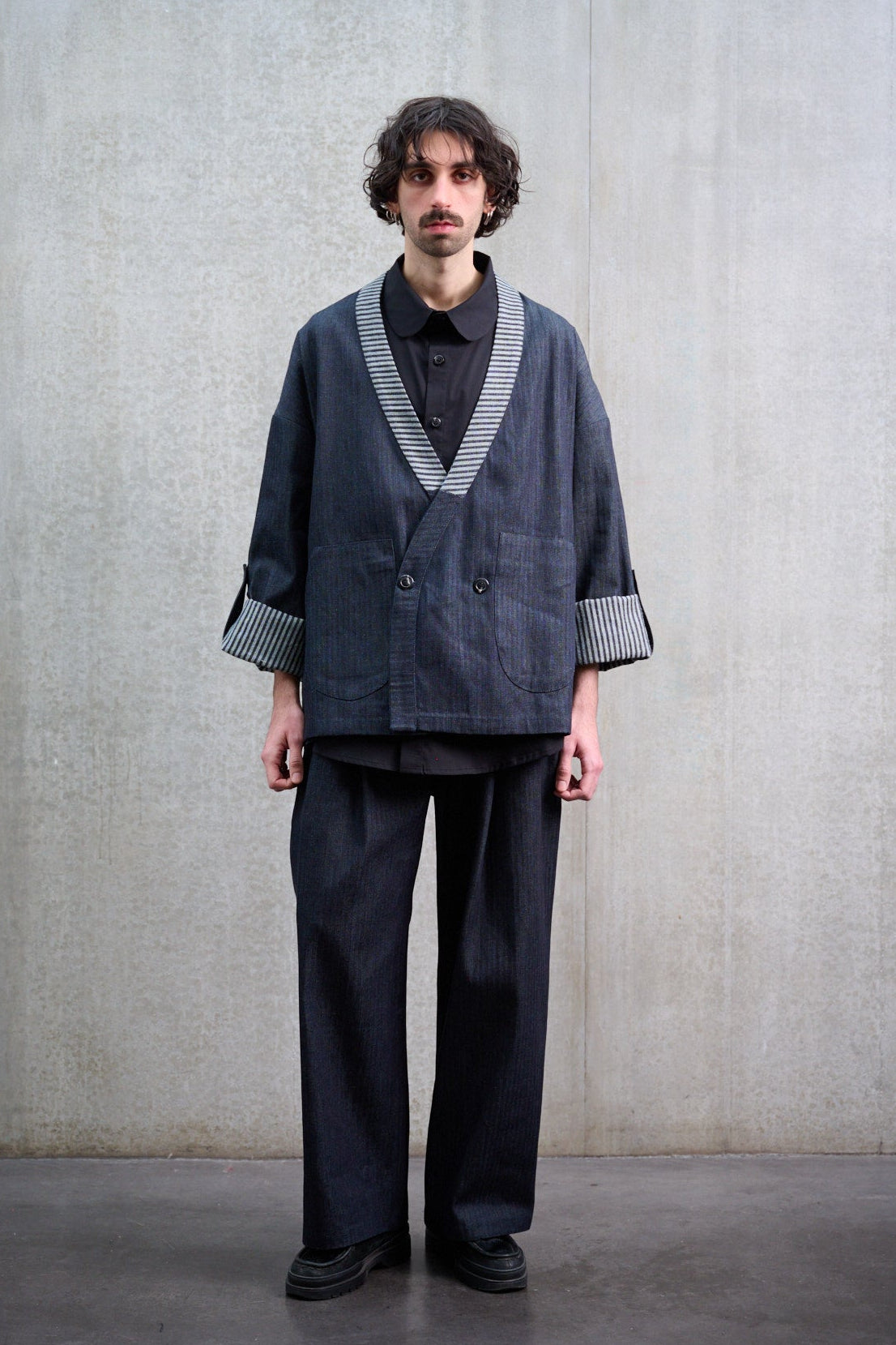 Veste croisée à col kimono Aïdama modèle Samue en denim japonais rayé. Portée fermée par un mannequin homme et vue de face.