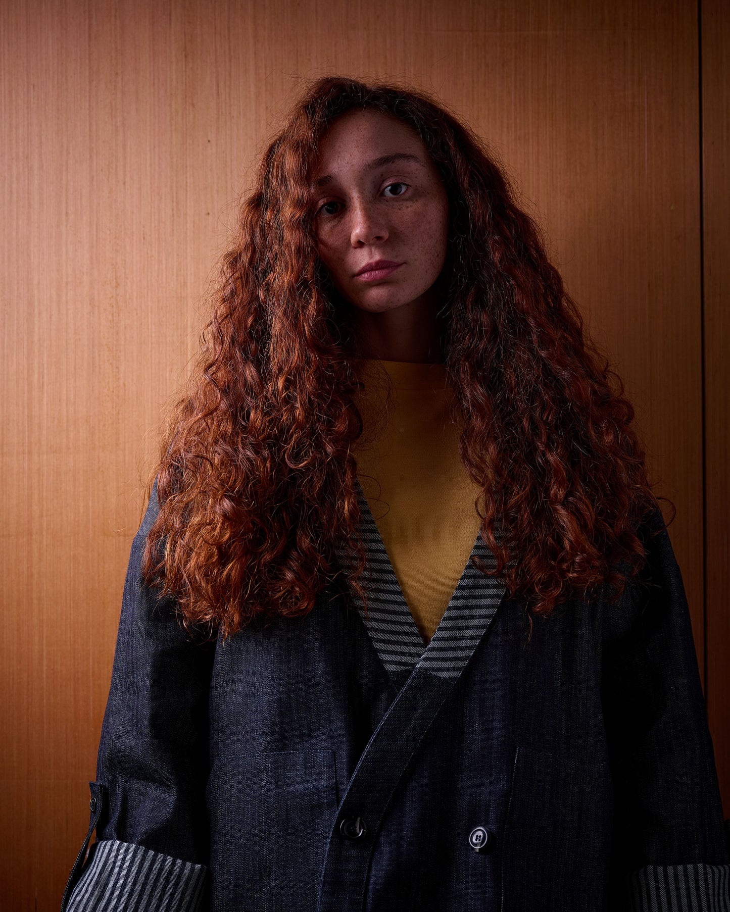 Veste à col kimono Aïdama modèle Samue en denim japonais rayé. Portée fermée par une mannequin femme et vue de face.