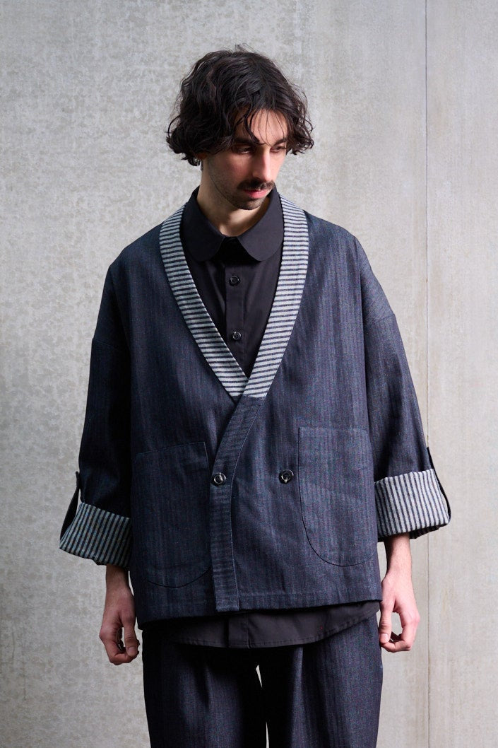Veste croisée à col kimono Aïdama modèle Samue en denim japonais rayé. Portée fermée par un mannequin homme et vue de face.