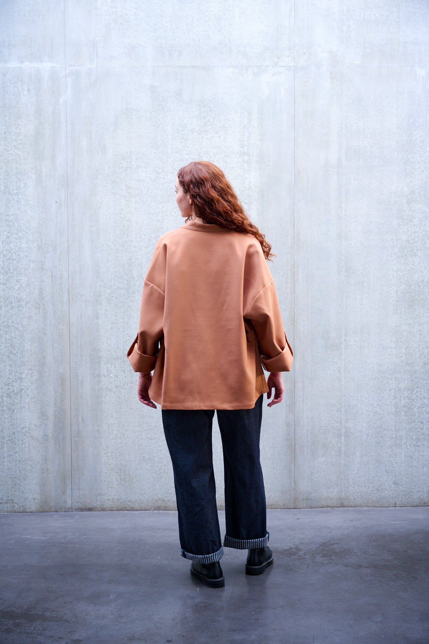 Veste croisée à col kimono Aïdama modèle samue en double face de laine et coton terre de sienne. Portée fermée par une mannequin femme et vue de dos. 