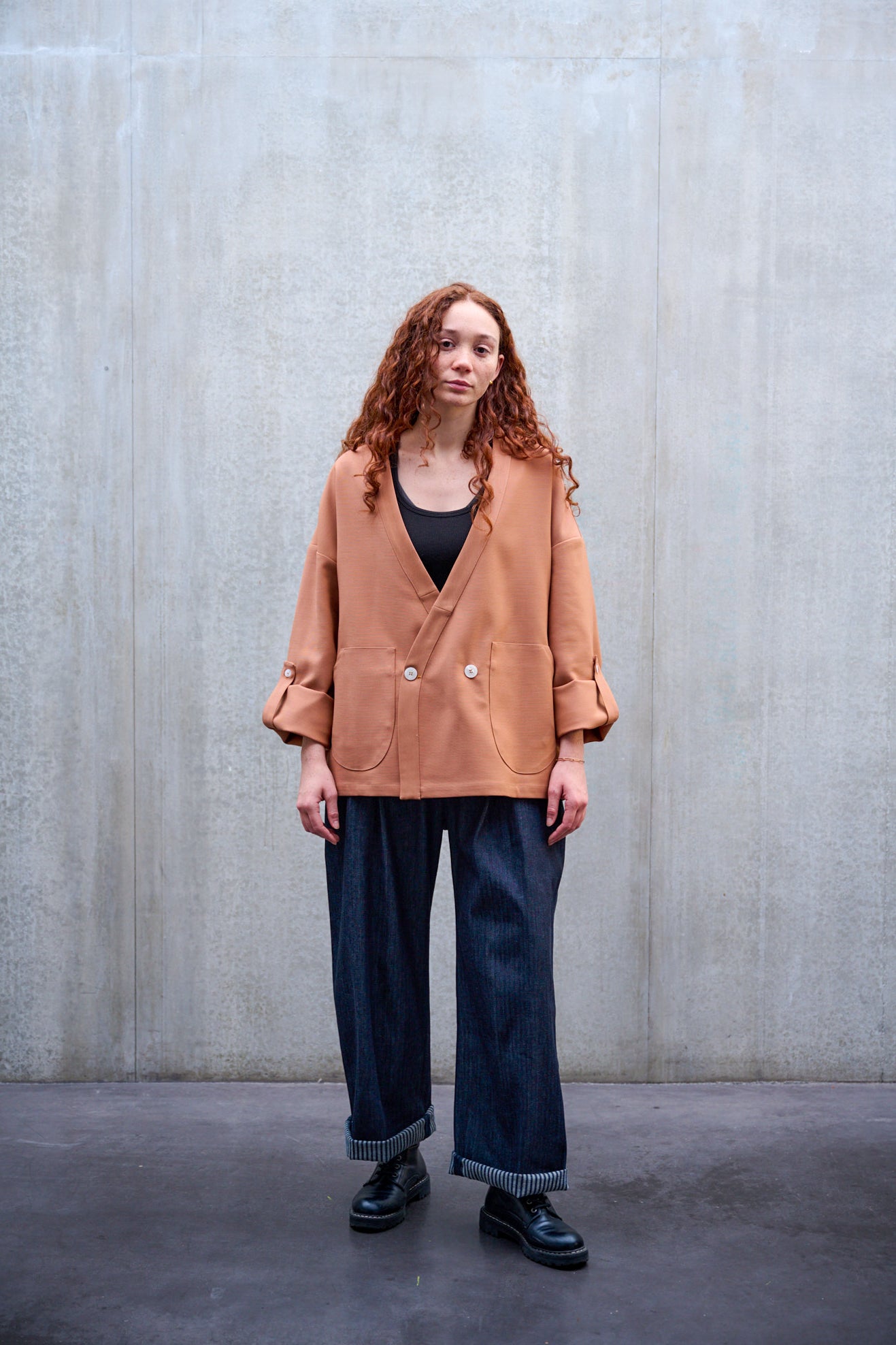 Veste croisée à col kimono Aïdama modèle samue en double face de laine et coton terre de sienne. Portée fermée par une mannequin femme et vue de face. 