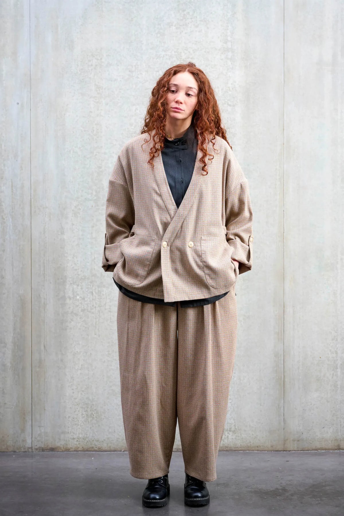 Veste oversize à col kimono de la marque Aïdama, modèle Samue en laine marron à motif pied de poule. Portée fermée par une mannequin femme et vue de face.