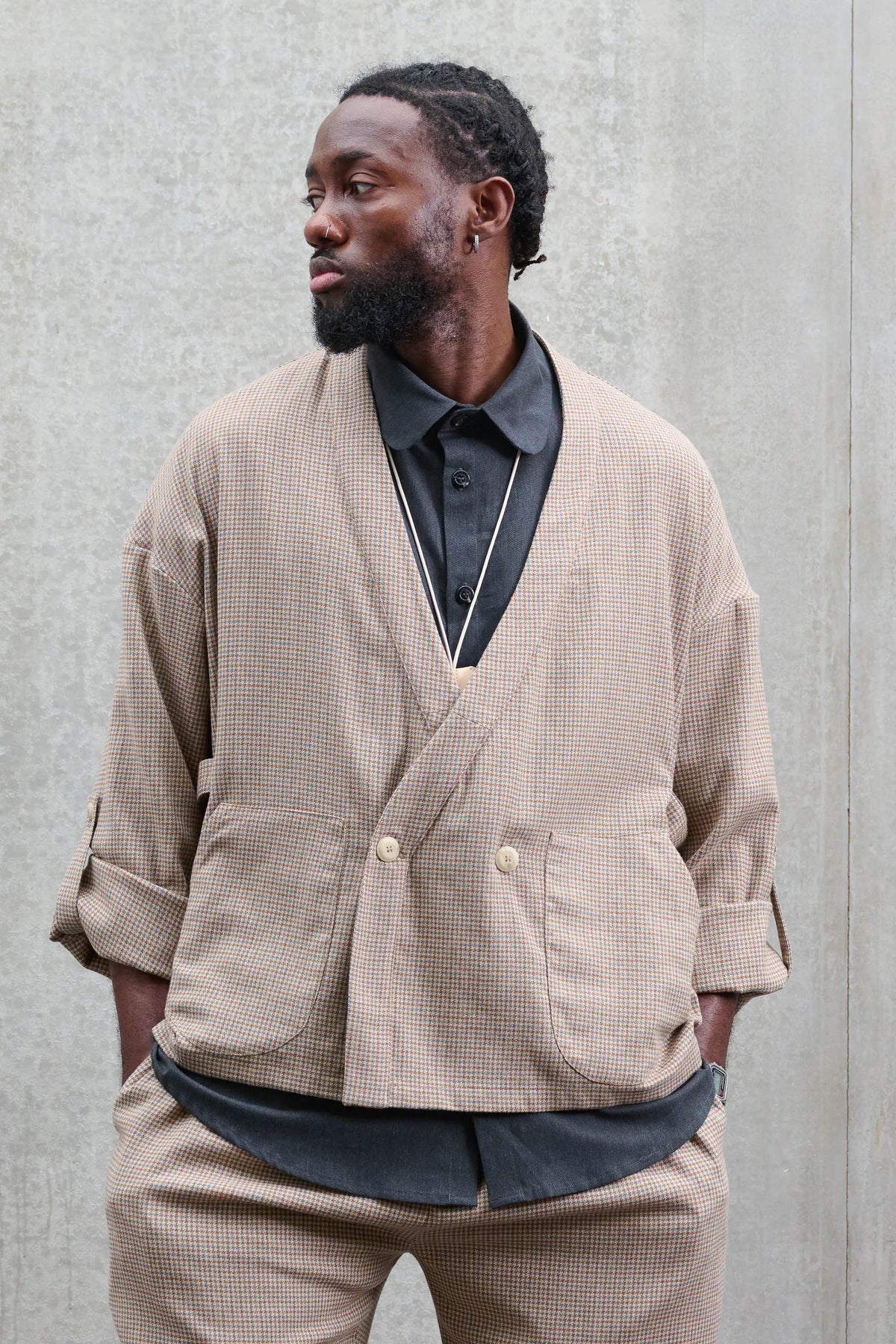 Veste oversize à col kimono de la marque Aïdama, modèle Samue en laine marron à motif pied de poule. Portée fermée par un mannequin homme et vue de face.
