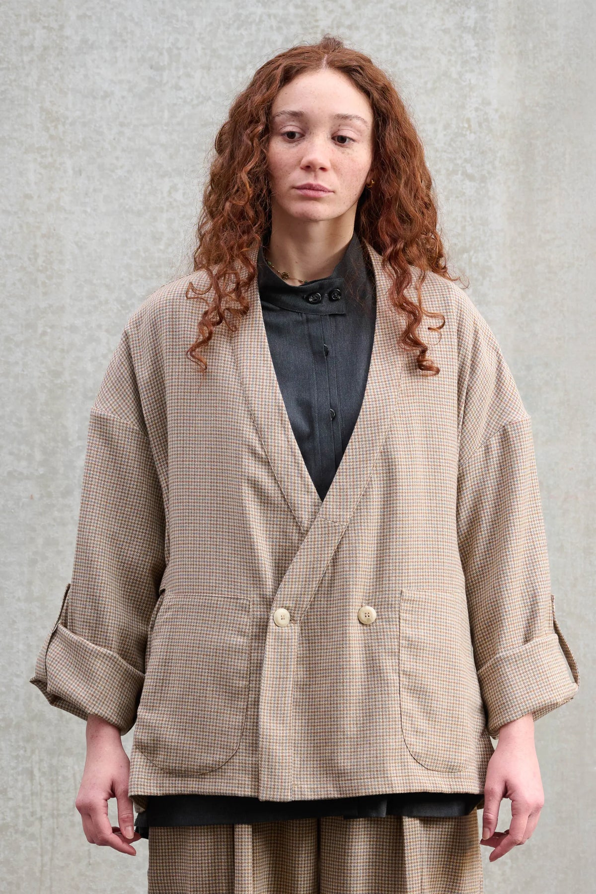 Veste oversize à col kimono de la marque Aïdama, modèle Samue en laine marron à motif pied de poule. Portée fermée par une mannequin femme et vue de face.