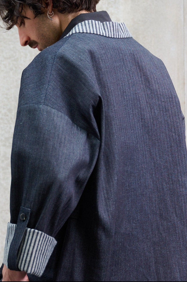 Veste croisée à col kimono Aïdama modèle Samue en denim japonais rayé. Portée par un mannequin homme et vue de dos.