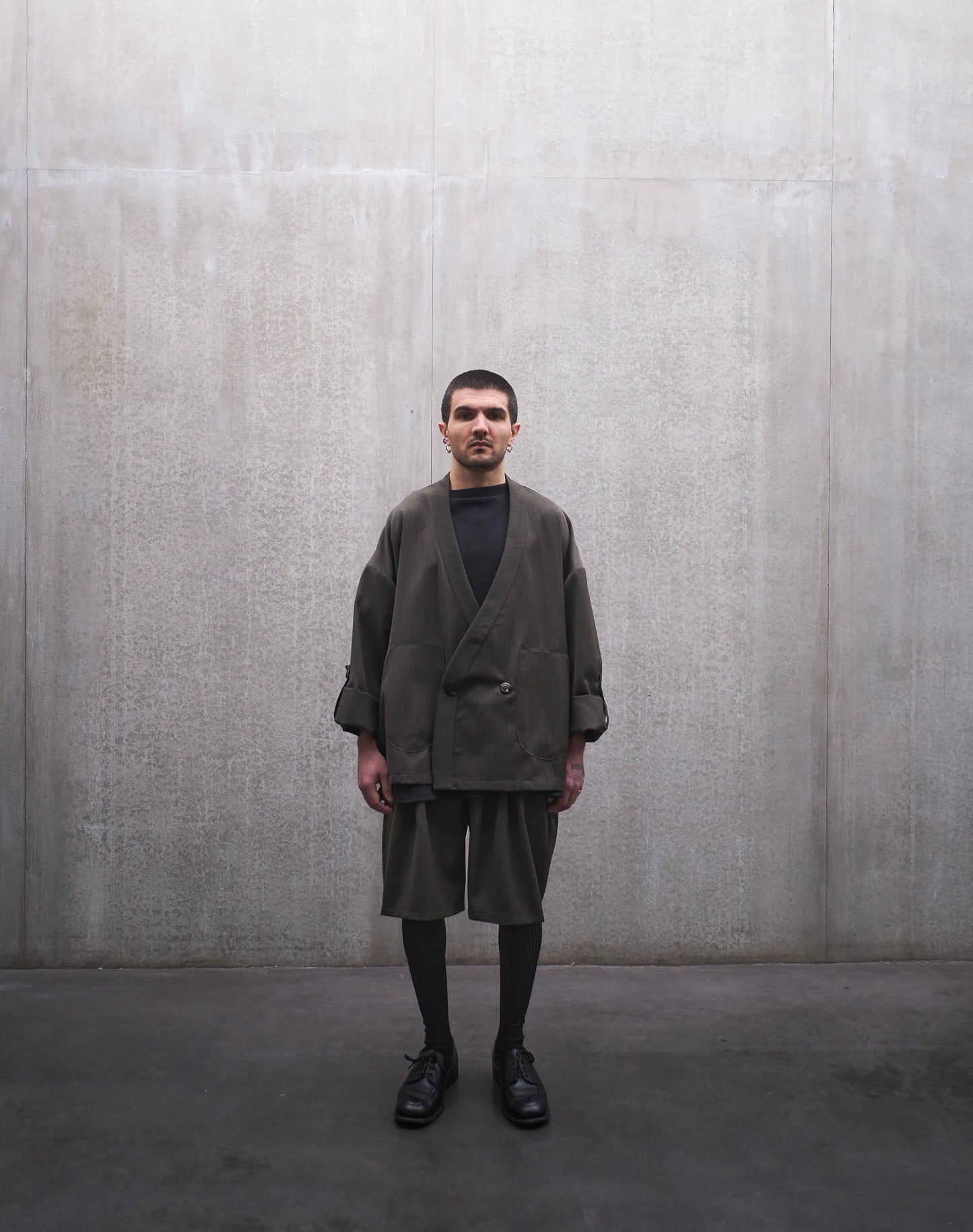 Veste croisée à col kimono Aïdama modèle Samue en laine froide vert chiné. Portée fermée par un mannequin homme et vue de face.