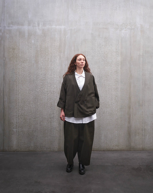 Veste croisée à col kimono Aïdama modèle Samue en laine froide vert chiné. Portée fermée par une mannequin femme et vue de face.