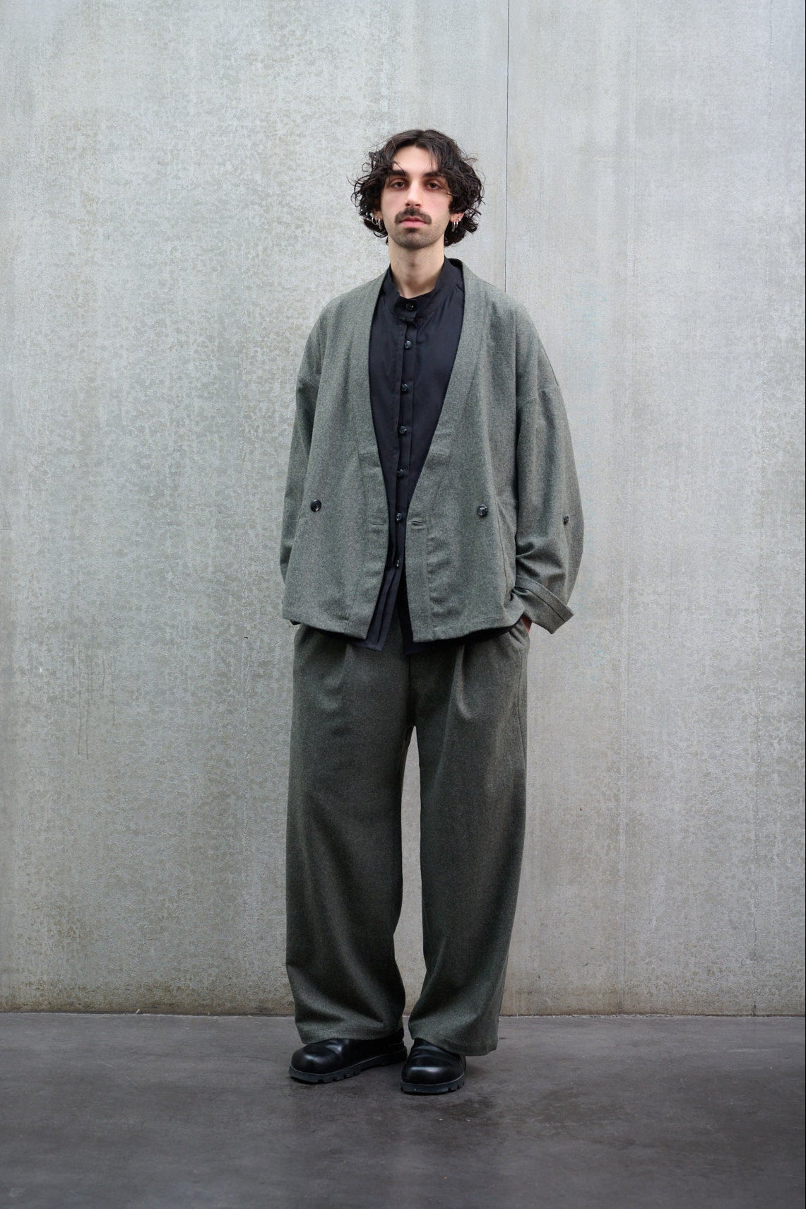Veste croisée oversize à col kimono en flanelle de laine gris chiné portée ouverte de face.