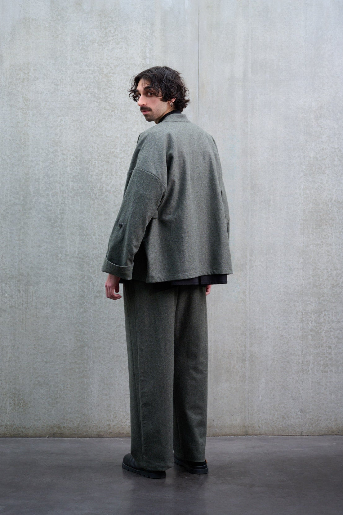 Veste croisée oversize à col kimono en flanelle de laine gris chiné, portée ouverte et vue de dos.