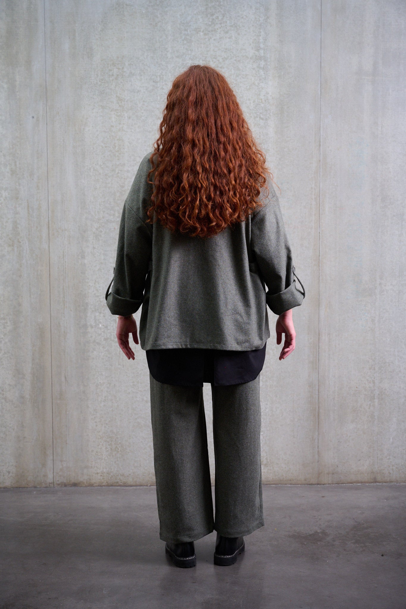 Veste croisée oversize à col kimono en flanelle de laine gris chiné, vue de dos avec les manches retroussées.