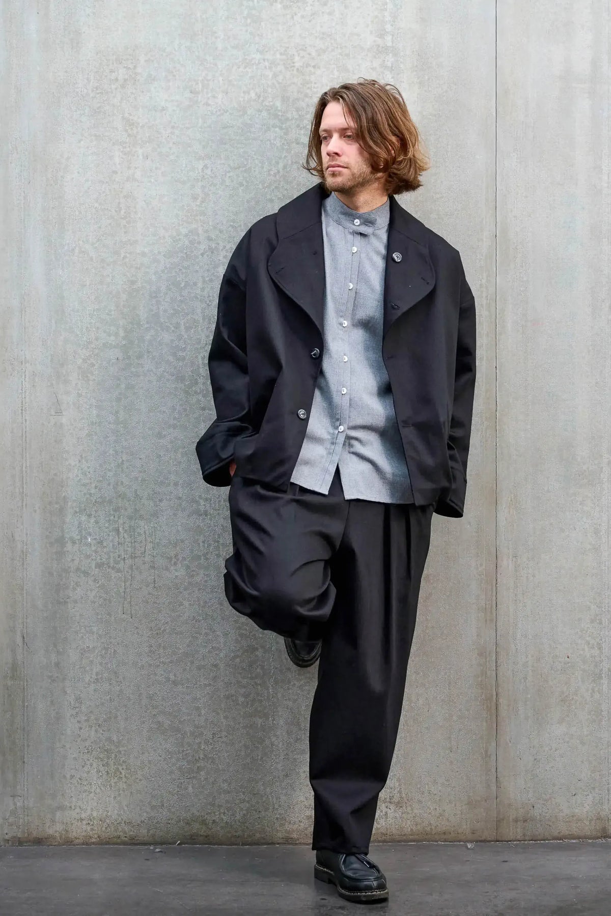 Veste oversize de la marque Aïdama, modèle Gunbai en sergé de coton noir. Portée ouverte par un mannequin homme et vue de face.
