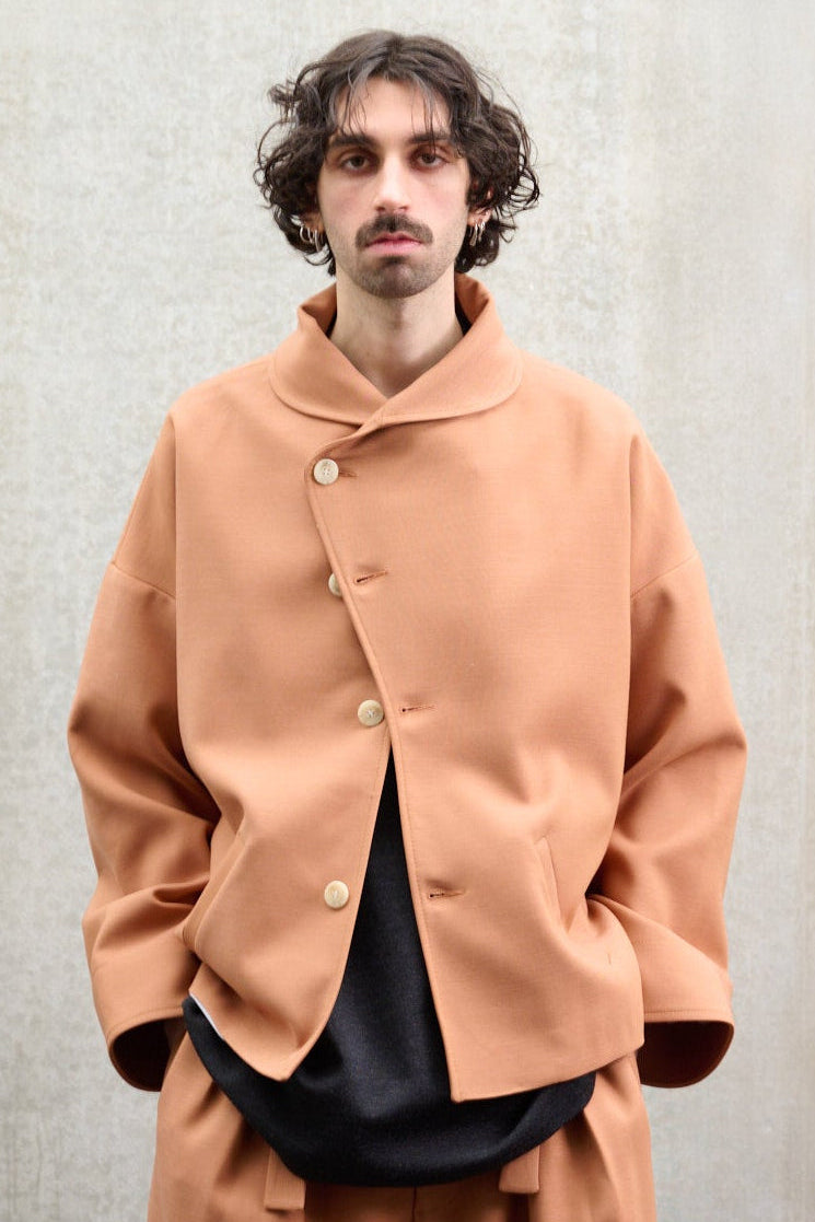 Veste oversize à col arrondi de la marque Aïdama, modèle Gunbai en coton & laine terre de sienne. Portée fermée par un mannequin homme et vue de face zoomée sur le buste.