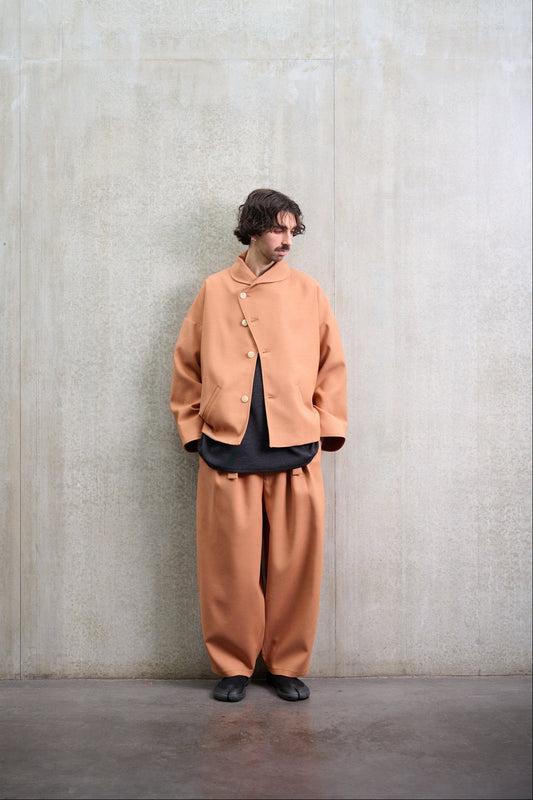 Veste oversize à col arrondi de la marque Aïdama, modèle Gunbai en coton & laine terre de sienne. Portée fermée par un mannequin homme et vue de face.