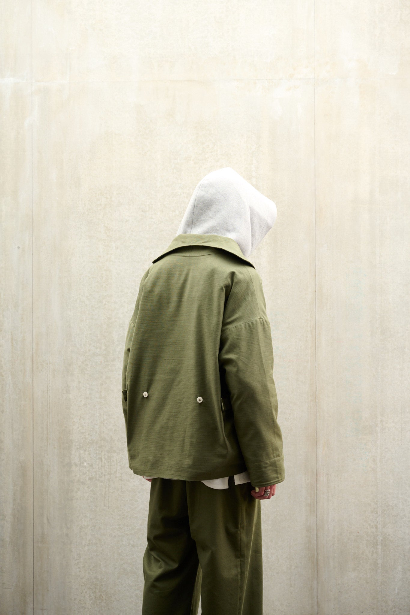 Veste oversize à col arrondi de la marque Aïdama, modèle Gunbai en coton texturé vert. Portée par un mannequin homme et vue de dos.