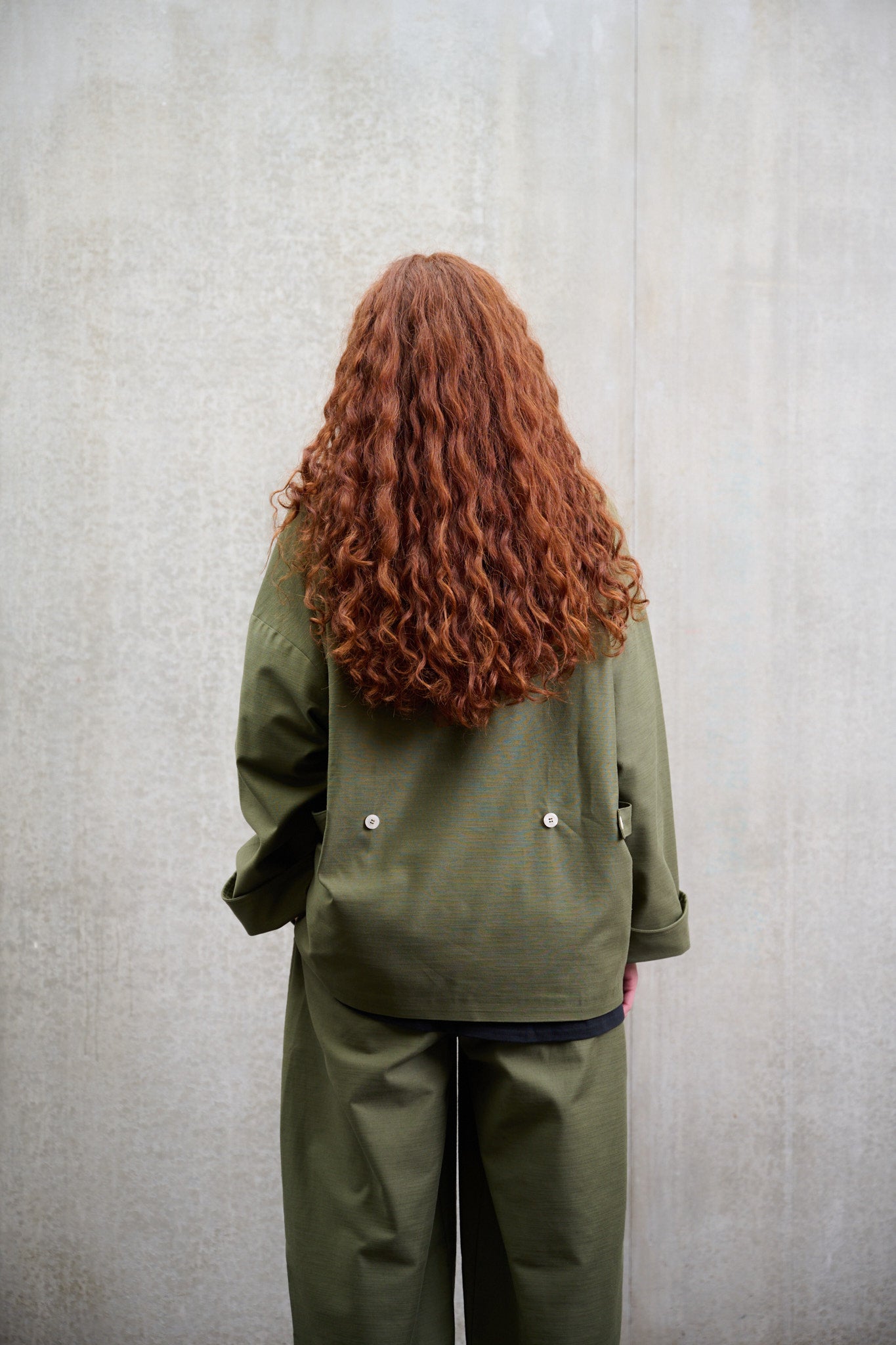 Veste oversize à col arrondi de la marque Aïdama, modèle Gunbai en coton texturé vert. Portée fermée par une mannequin femme et vue de dos.