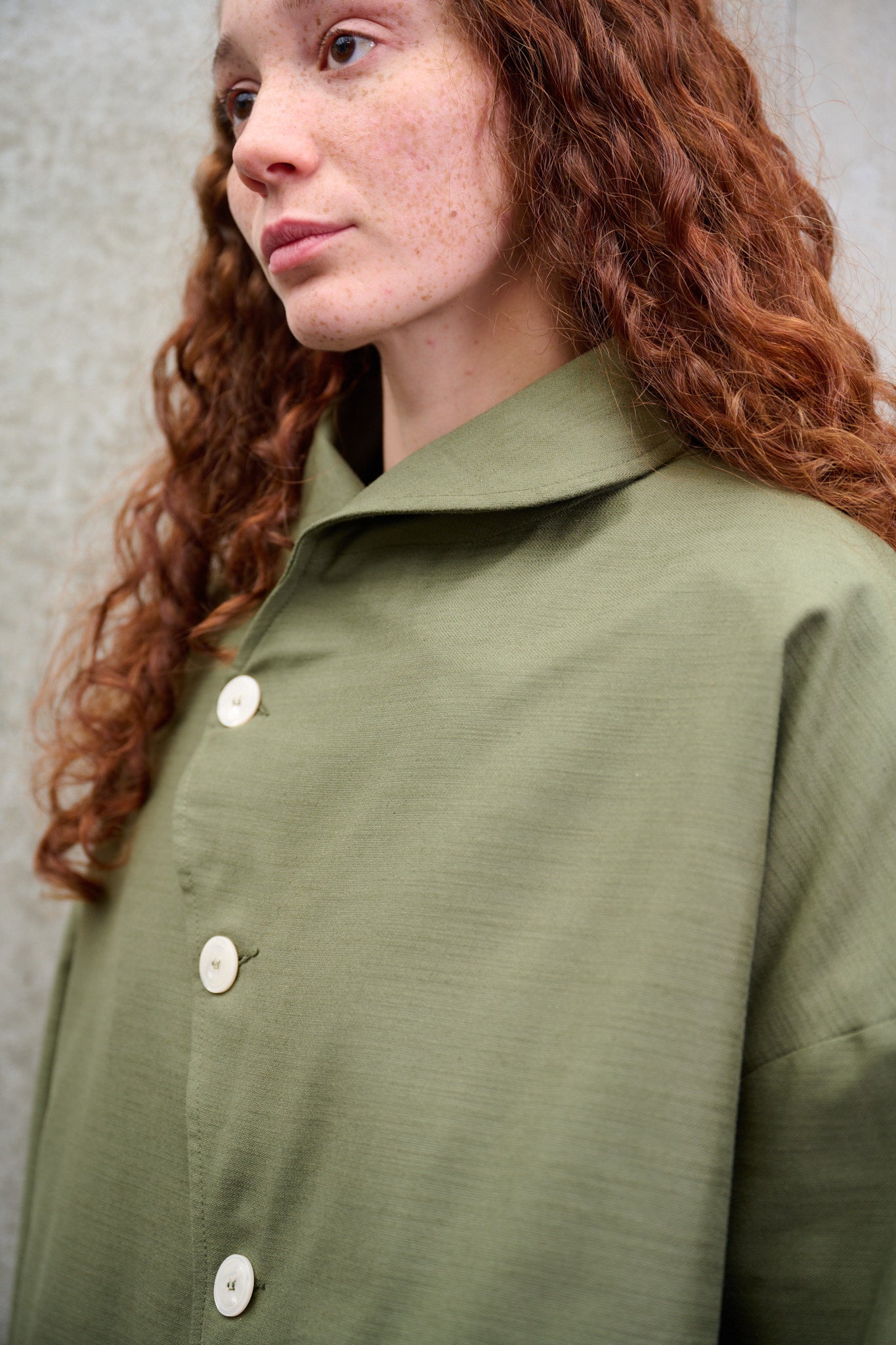 Veste oversize à col arrondi de la marque Aïdama, modèle Gunbai en coton texturé vert. Portée fermée par une mannequin femme et vue de face zoomée. 
