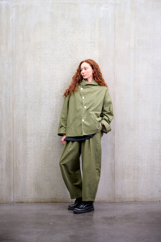 Veste oversize à col arrondi de la marque Aïdama, modèle Gunbai en coton texturé vert. Portée fermée par une mannequin femme et vue de face. 
