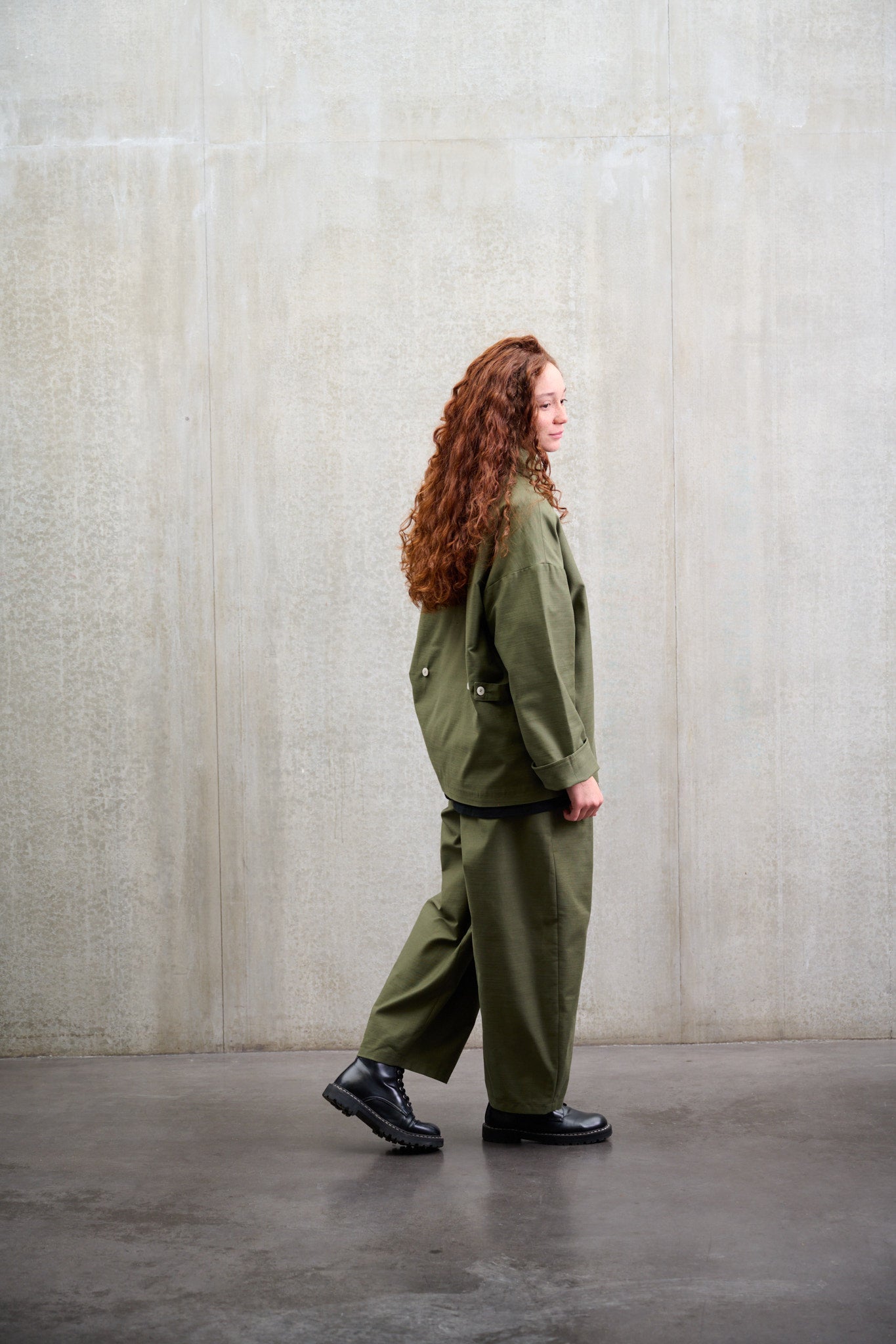 Veste oversize à col arrondi de la marque Aïdama, modèle Gunbai en coton texturé vert. Portée fermée par une mannequin femme et vue de profil.