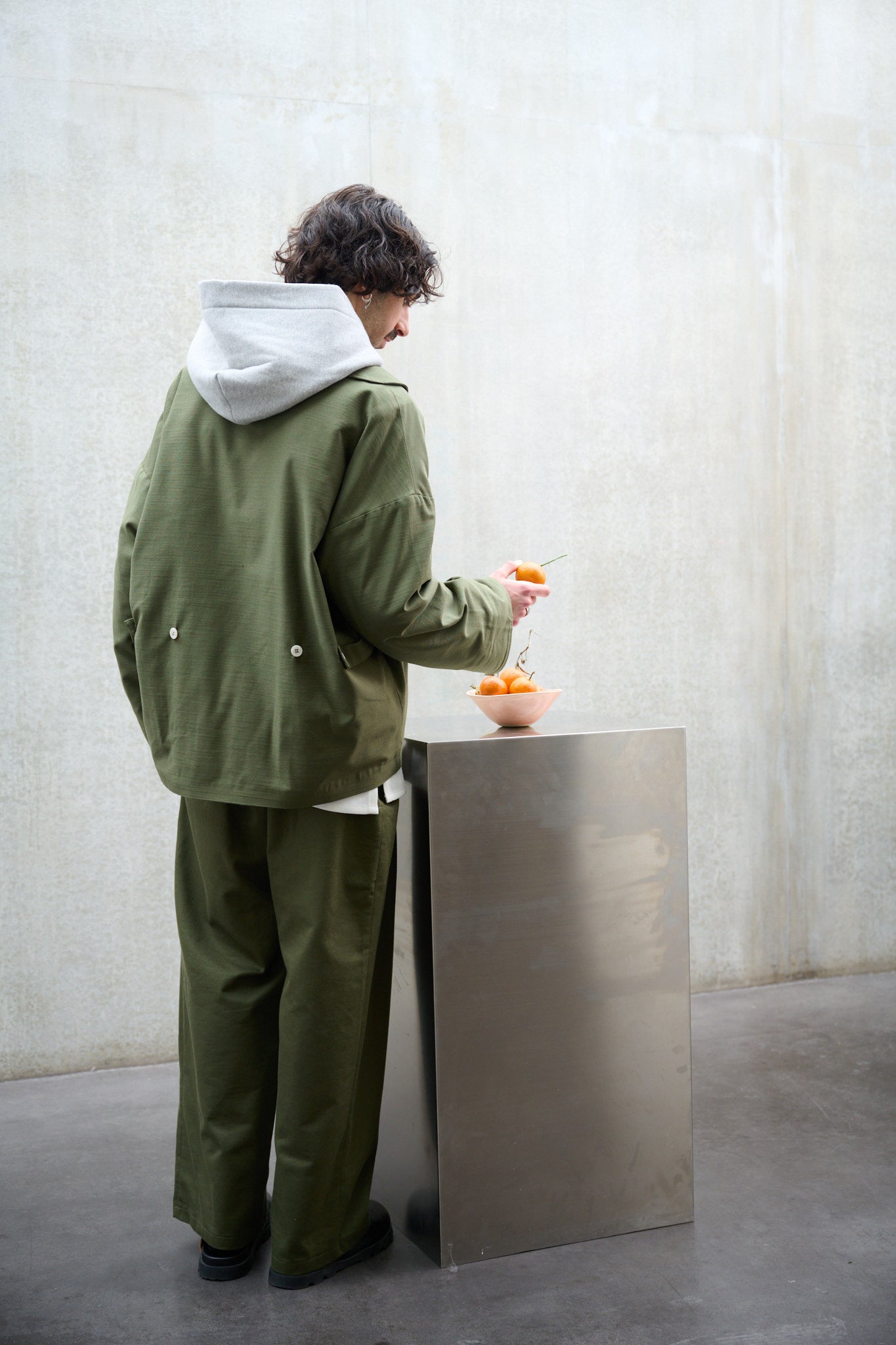 Veste oversize à col arrondi de la marque Aïdama, modèle Gunbai en coton texturé vert. Portée par un mannequin homme et vue de dos.