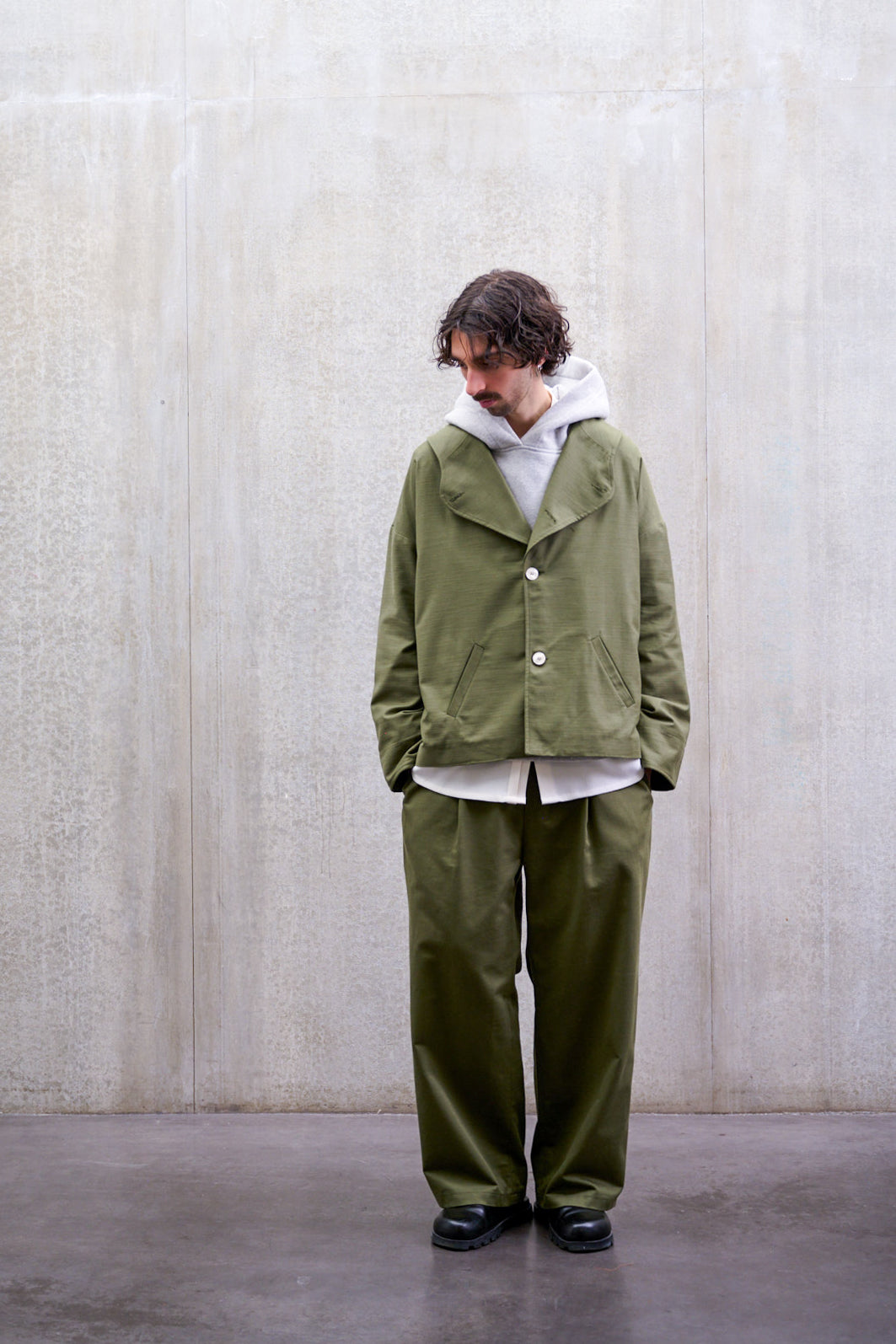 Veste oversize à col arrondi de la marque Aïdama, modèle Gunbai en coton texturé vert. Portée par un mannequin homme et vue de face. 